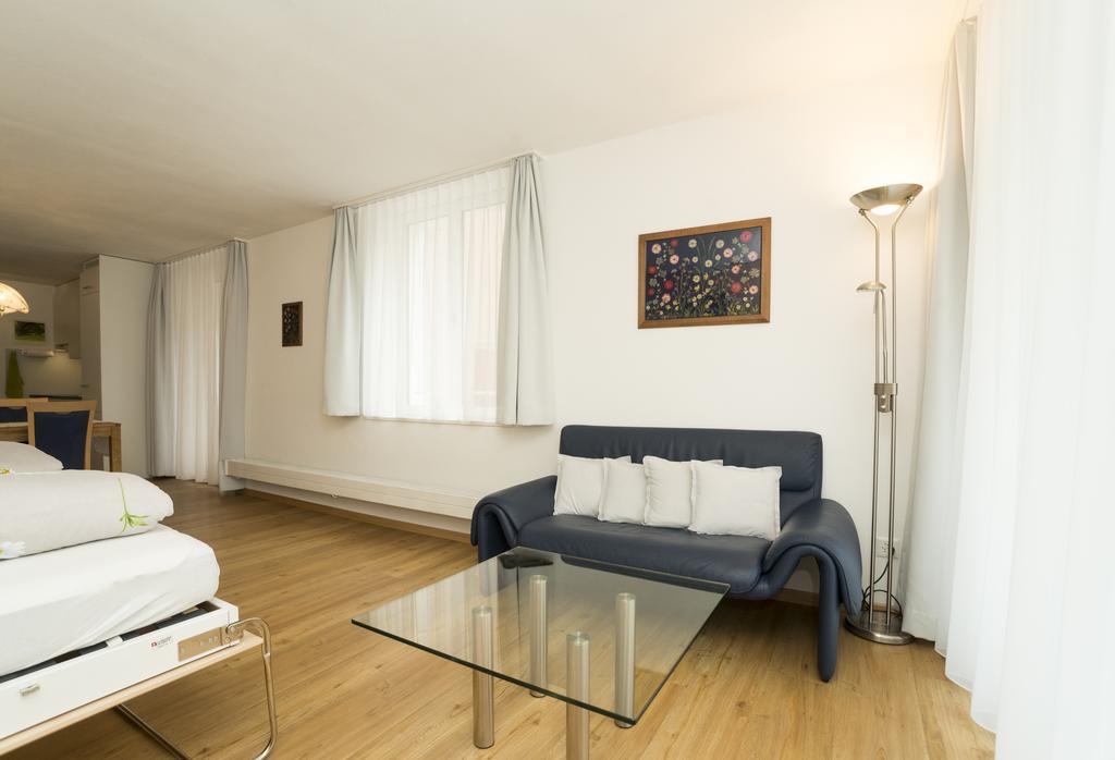 Chesa Quadrella Zimmer Mit Kuechenzeile Inklusive Bergbahnen Im Sommer-Ausser Studio Pontresina Camera foto