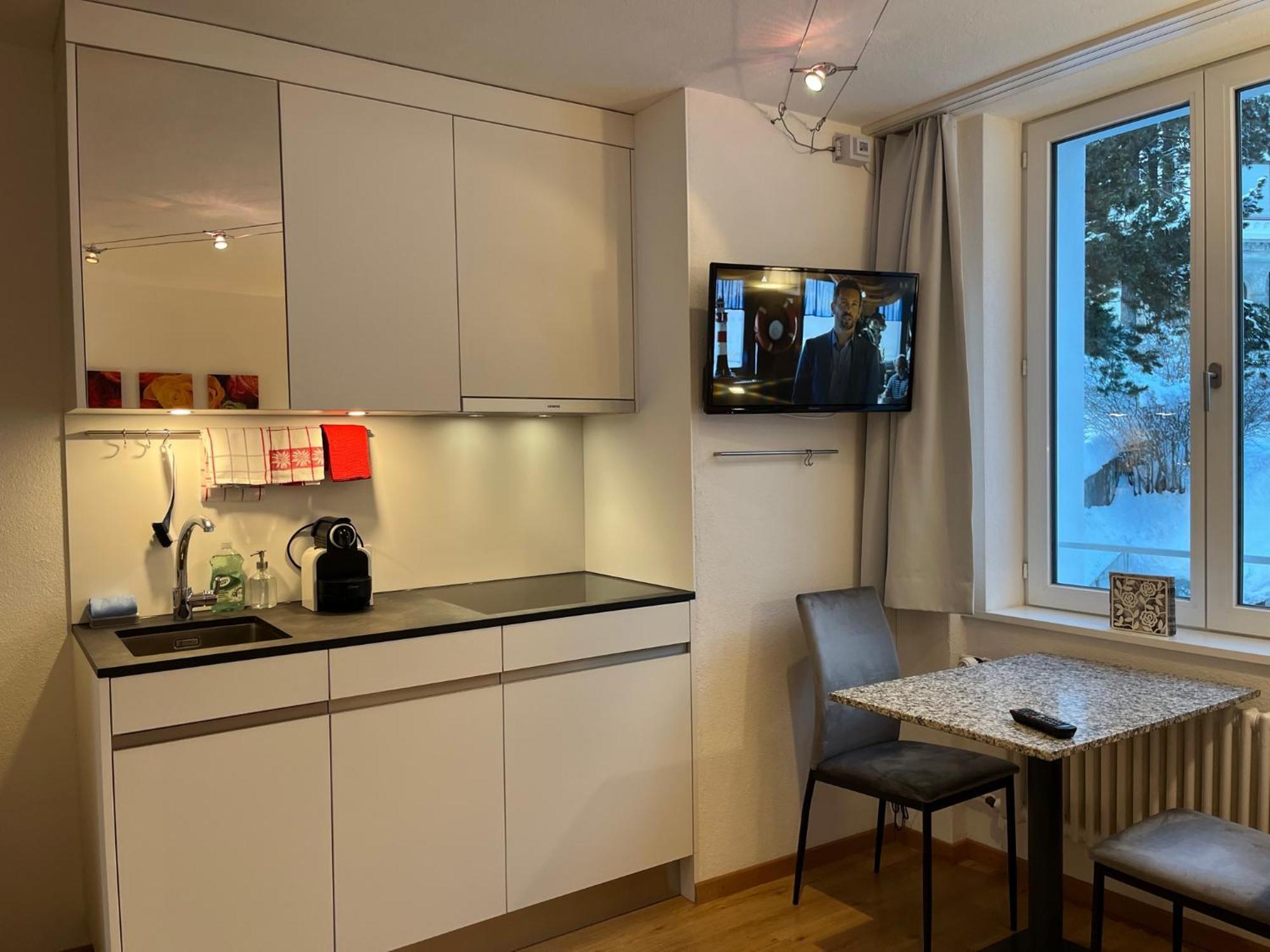 Chesa Quadrella Zimmer Mit Kuechenzeile Inklusive Bergbahnen Im Sommer-Ausser Studio Pontresina Esterno foto