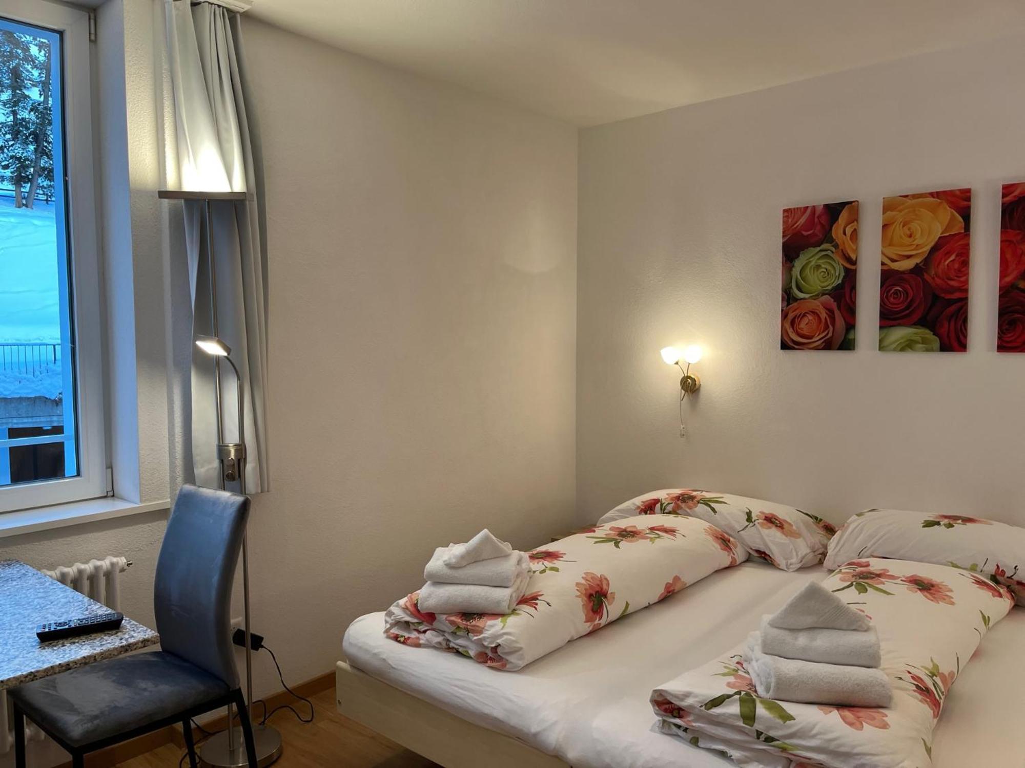 Chesa Quadrella Zimmer Mit Kuechenzeile Inklusive Bergbahnen Im Sommer-Ausser Studio Pontresina Esterno foto