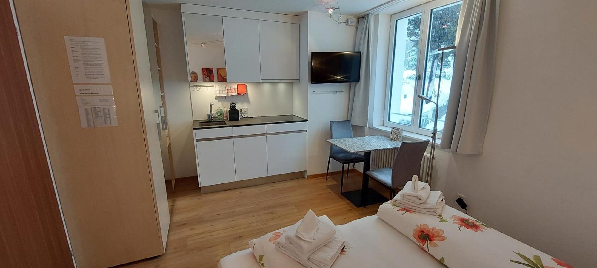 Chesa Quadrella Zimmer Mit Kuechenzeile Inklusive Bergbahnen Im Sommer-Ausser Studio Pontresina Esterno foto