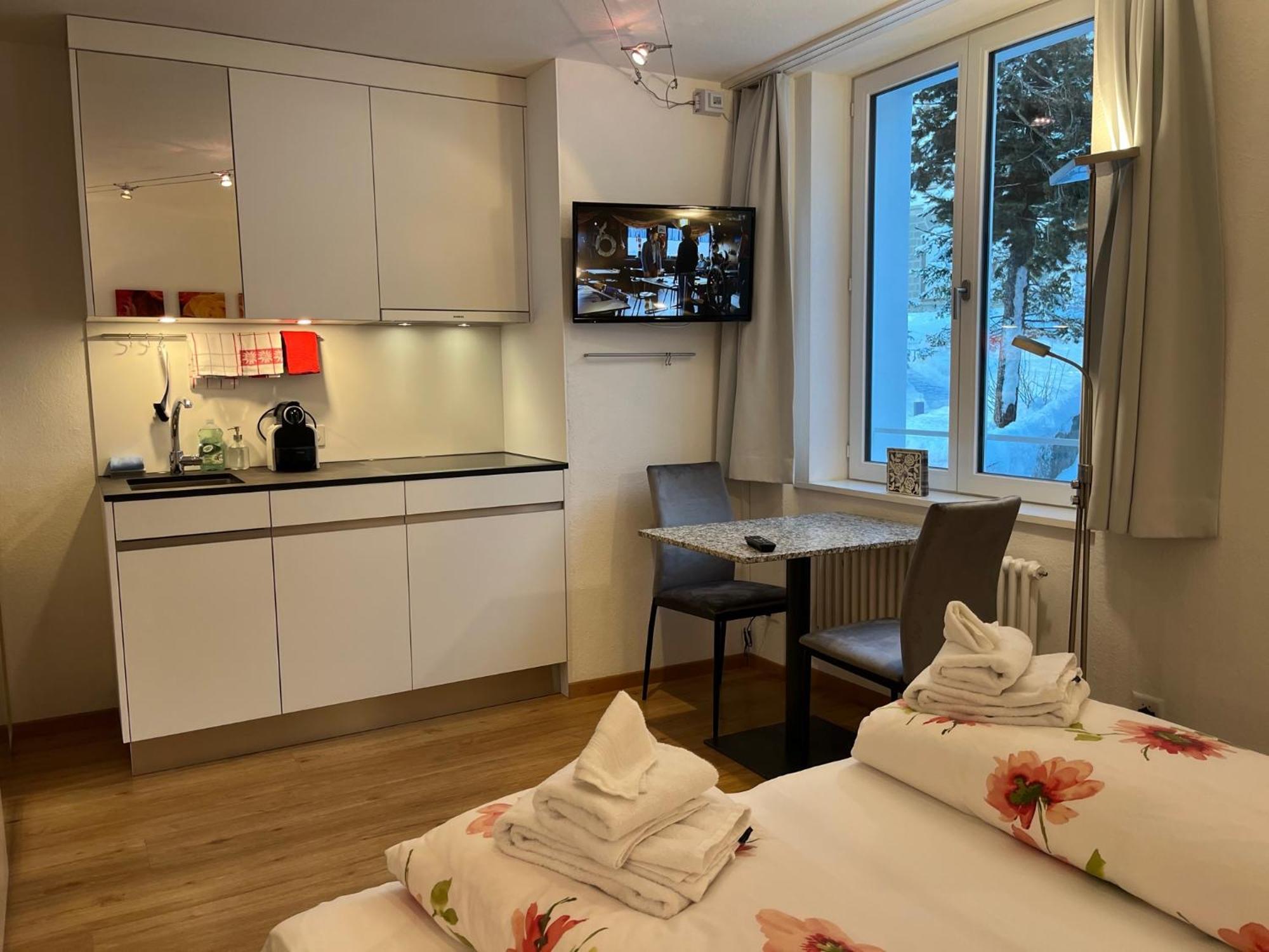 Chesa Quadrella Zimmer Mit Kuechenzeile Inklusive Bergbahnen Im Sommer-Ausser Studio Pontresina Camera foto
