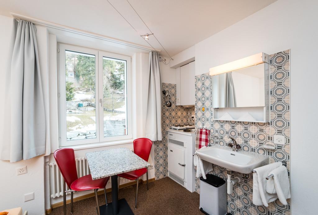 Chesa Quadrella Zimmer Mit Kuechenzeile Inklusive Bergbahnen Im Sommer-Ausser Studio Pontresina Camera foto