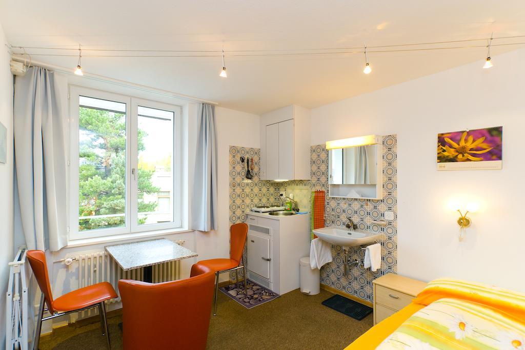 Chesa Quadrella Zimmer Mit Kuechenzeile Inklusive Bergbahnen Im Sommer-Ausser Studio Pontresina Camera foto