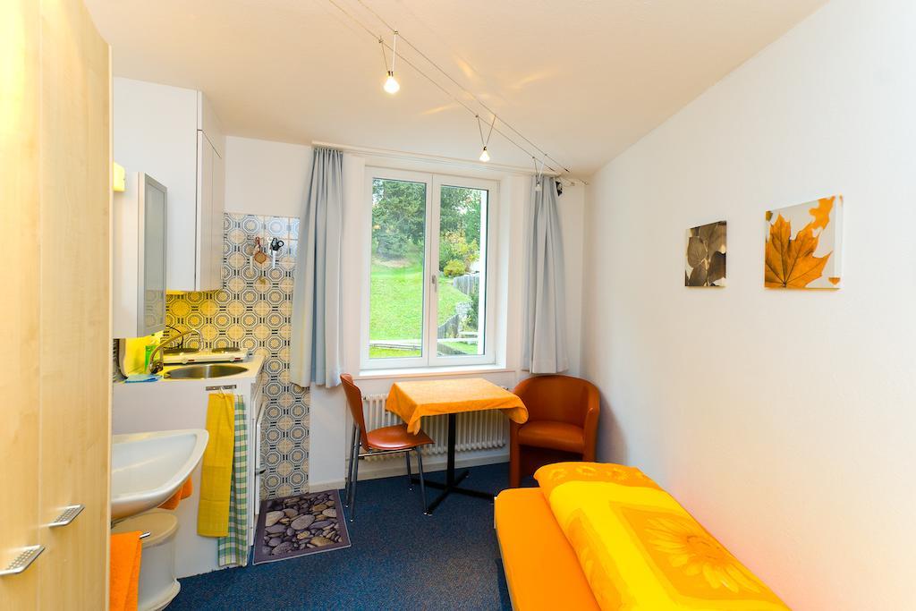 Chesa Quadrella Zimmer Mit Kuechenzeile Inklusive Bergbahnen Im Sommer-Ausser Studio Pontresina Camera foto