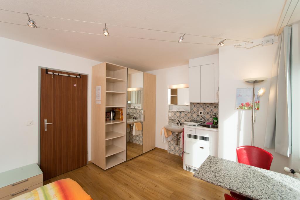 Chesa Quadrella Zimmer Mit Kuechenzeile Inklusive Bergbahnen Im Sommer-Ausser Studio Pontresina Esterno foto