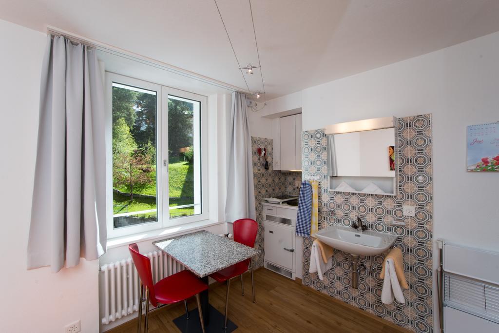 Chesa Quadrella Zimmer Mit Kuechenzeile Inklusive Bergbahnen Im Sommer-Ausser Studio Pontresina Esterno foto