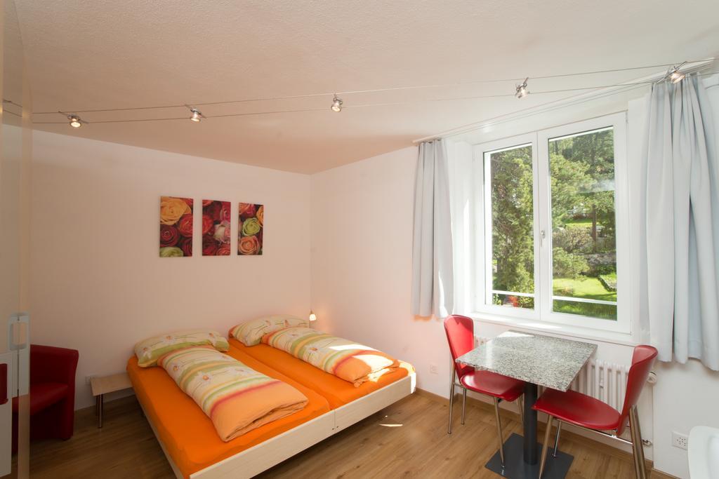 Chesa Quadrella Zimmer Mit Kuechenzeile Inklusive Bergbahnen Im Sommer-Ausser Studio Pontresina Esterno foto