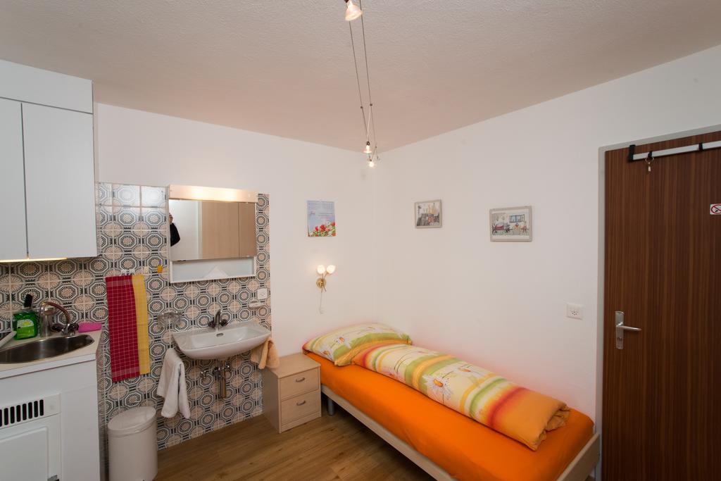 Chesa Quadrella Zimmer Mit Kuechenzeile Inklusive Bergbahnen Im Sommer-Ausser Studio Pontresina Esterno foto
