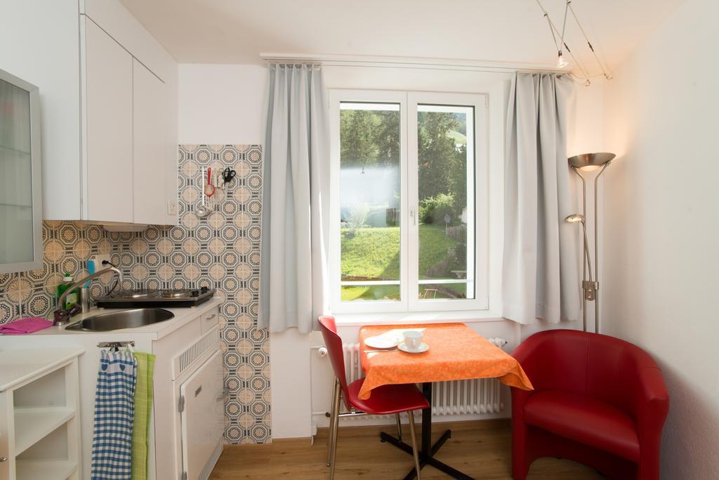 Chesa Quadrella Zimmer Mit Kuechenzeile Inklusive Bergbahnen Im Sommer-Ausser Studio Pontresina Esterno foto
